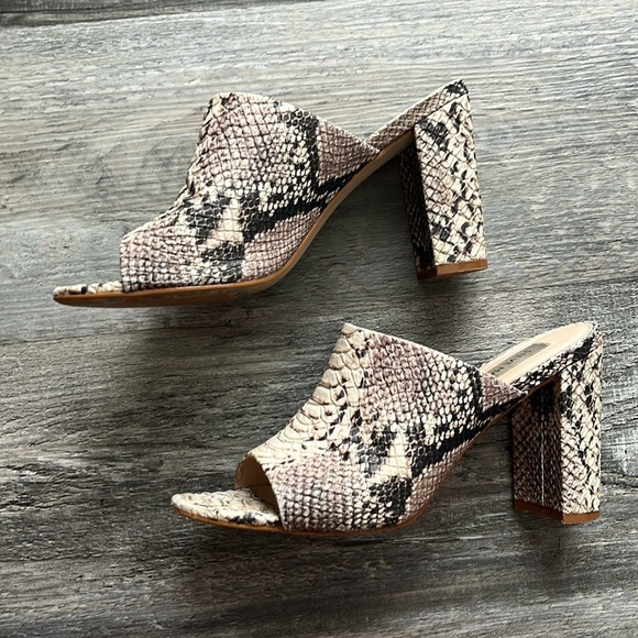 🌴 Steve Madden Heels in Snake Print - Picture 1 of 5